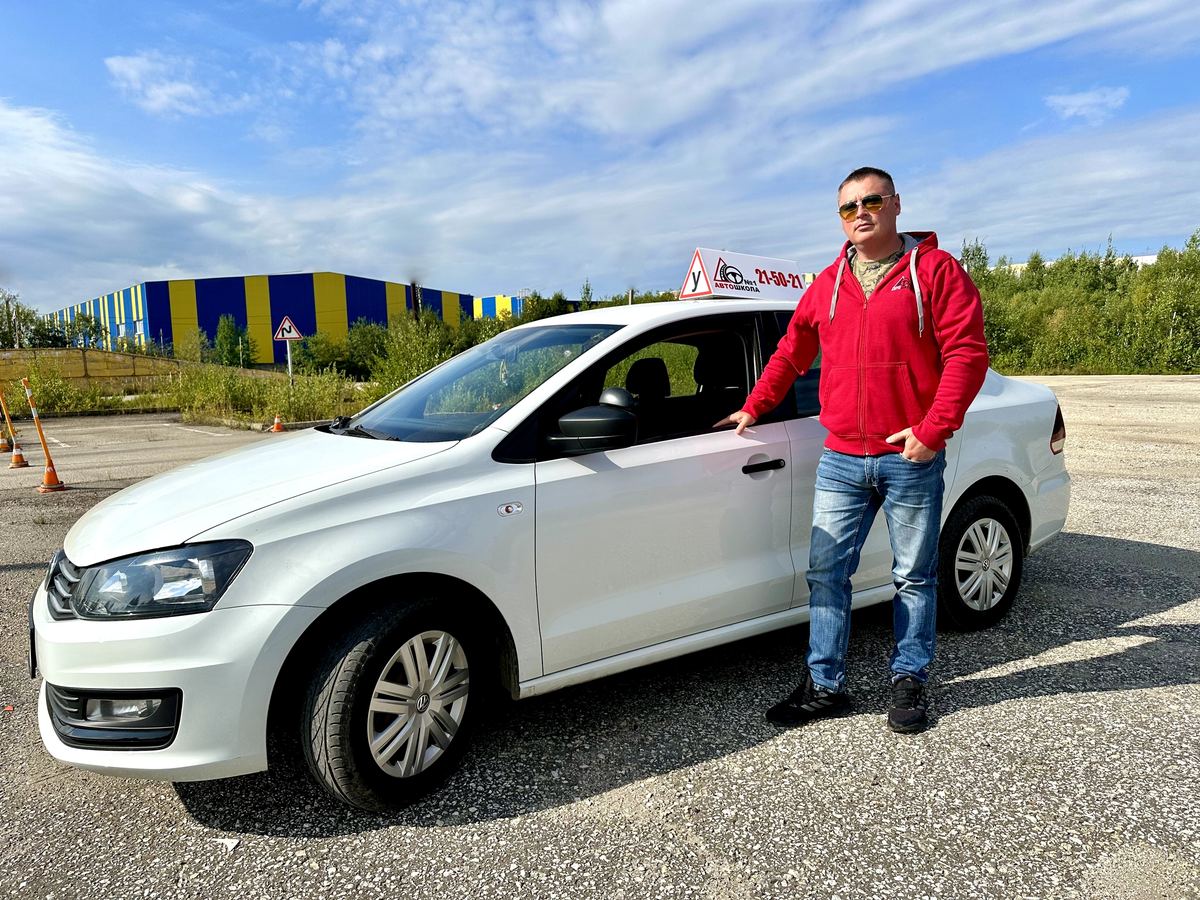 Инструктор у учебного Volkswagen Polo